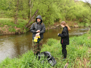 Dobrovolníci uklízeli meandry řeky Smědé. Nasbírali desítky pytlů odpadu i pneumatiky z aut