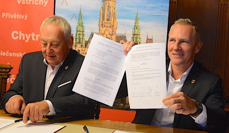 Primátor chce kvůli korupční kauze prověřit městské zakázky. Opozice požaduje jeho odstoupení