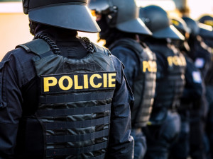 Kritika postupu policie před zápasem v Liberci. Fanoušky Hradce si natáčela s občankou u obličeje