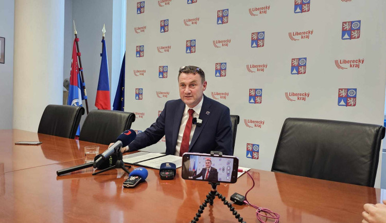 Hejtman Martin Půta na dnešní mimořádné tiskové konferenci.