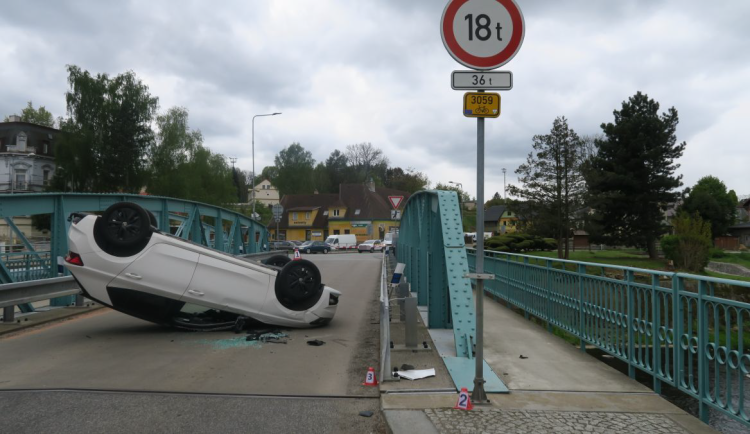 Řidička nezvládla přejet most ve Frýdlantě, auto otočila na střechu
