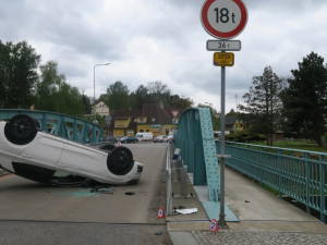 Řidička nezvládla přejet most ve Frýdlantě, auto otočila na střechu