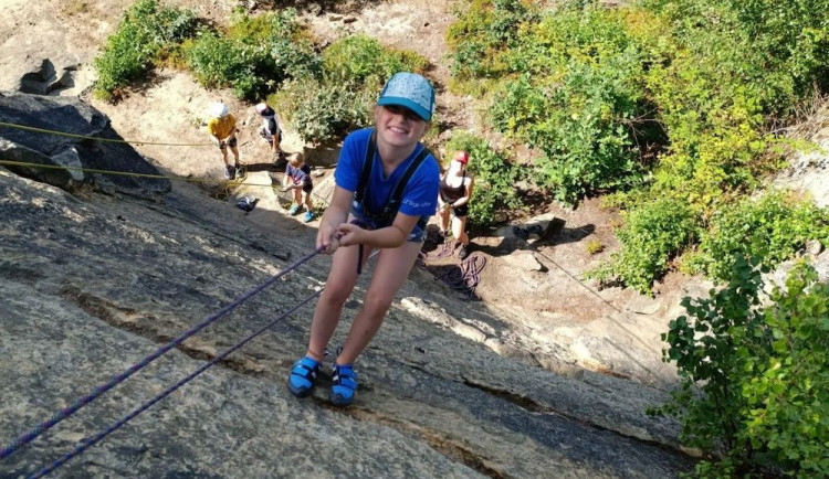 Letní tábory s LK Boulder umožní dětem zažít lezení na skalách