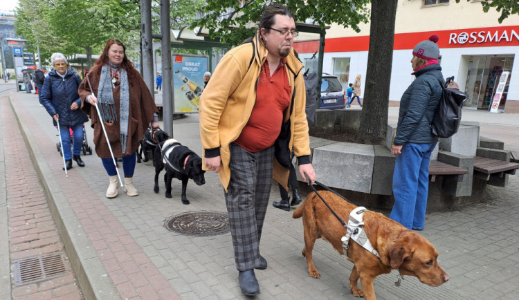 Nevidomí v libereckých ulicích.