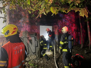 V noci hořel opuštěný dům v Horním Růžodole. Vzplál tam odpad