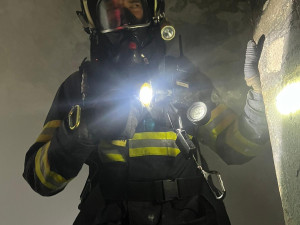 V noci hořel opuštěný dům v Horním Růžodole. Vzplál tam odpad