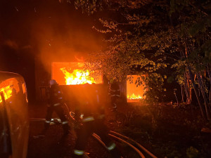 V noci hořel opuštěný dům v Horním Růžodole. Vzplál tam odpad