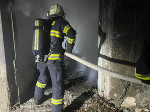 V noci hořel opuštěný dům v Horním Růžodole. Vzplál tam odpad