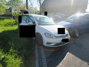 Kvůli vysoké rychlosti nezvládl projet zatáčkou a naboural do autoškoly