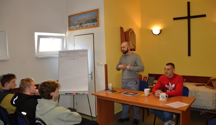 Děti na besedě s odsouzeným ve vězeňské kapli.