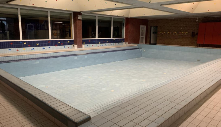 Bazén čeká na zahájení rekonstrukce. Většina zaměstnanců končí, plavci ještě využívají pětadvacítku