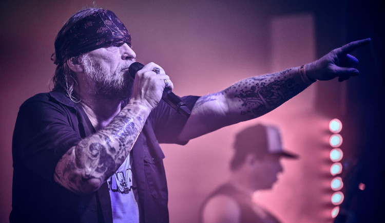 Zpěváku Krucipüsk Hájíčkovi už je lépe, čeká ho převoz do Liberce. Z nemocnice poslal vzkaz