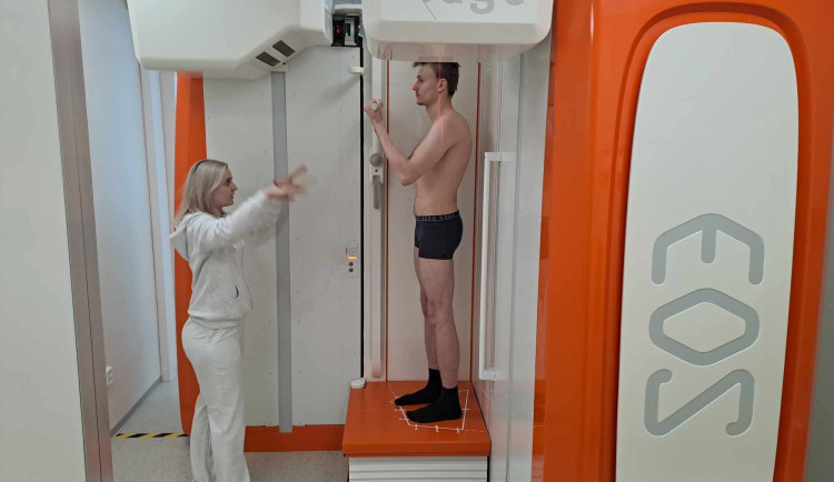 Jeden z důležitých přístrojů laboratoře je radiologický zobrazovací systém EOS Imaging Edge.