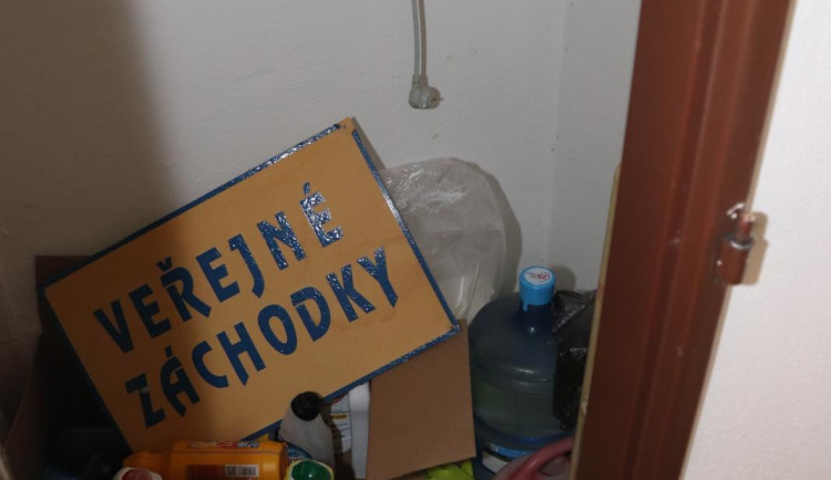 Českolipští policisté pátrají po neznámé partě lidí, která na veřejných toaletách uspořádala párty a zničila několik věcí