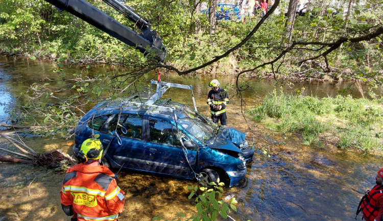 V Raspenavě na Liberecku narazilo auto do stromu a skončilo v řece