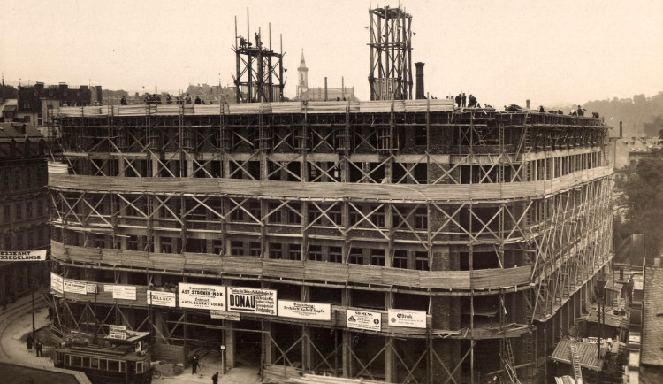 Stavba Paláce Dunaj.