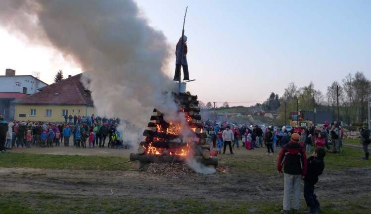 Dělejte jen takový táborák, který dokážete zvládnout, říkají hasiči k dnešnímu pálení čarodějnic