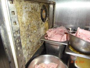 Inspekce uzavřela pizzerii v centru Liberce. Odhalila šváby i vrstvy špíny