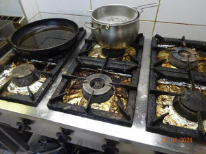 Inspekce uzavřela pizzerii v centru Liberce. Odhalila šváby i vrstvy špíny