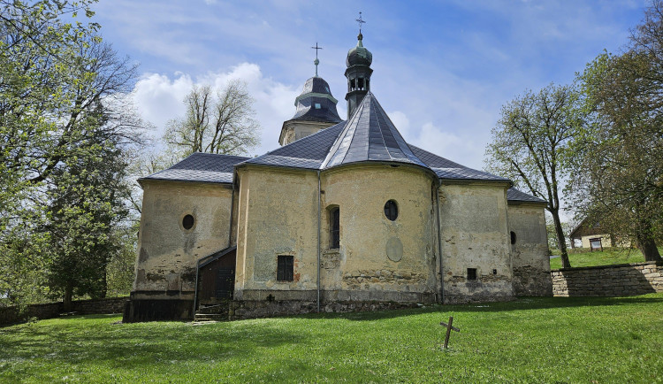 Kostel sv. Josefa v Krásné.