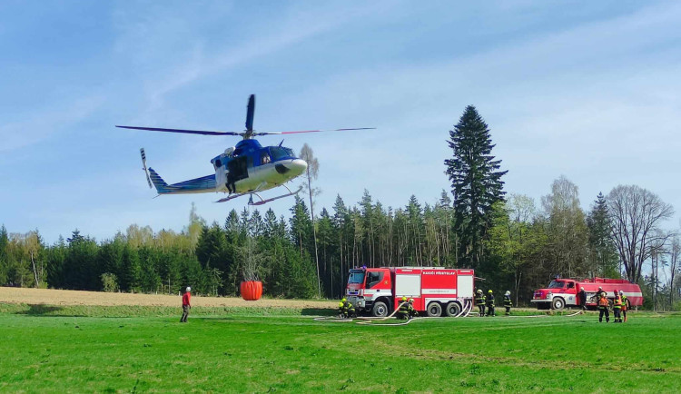VIDEO: U Horní Cerekve hořelo 12 hektarů lesa, hasil i vrtulník. S plameny bojovalo třináct jednotek