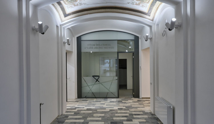 Škola na Podhorské ulici se zatím dočkala rekonstrukce interiérů.