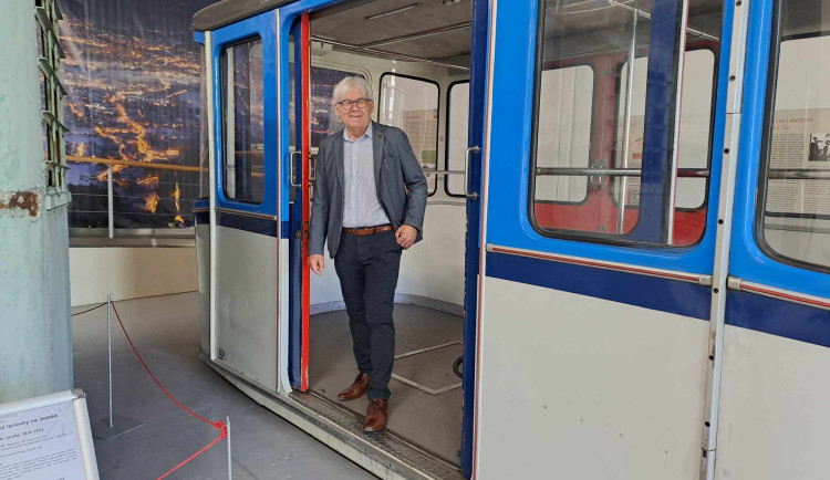 K vidění jsou i kabiny lanovky z roku 1975 a 1933.