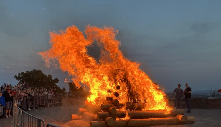 Jihomoravští hasiči hlídali pálení čarodějnic na devadesáti místech. Zasahovali u dvou požárů