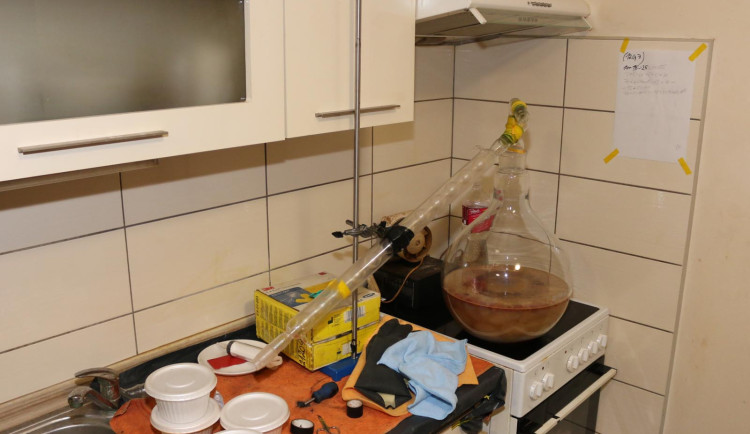 VIDEO: Muž v pronajatém bytě vyráběl pervitin. Když nevařil, hrál na počítači nebo spal