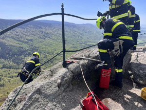 Hasiči lezli na Paličník, hasili les i dům. Den i noc byly extrémně rušné