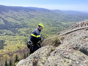 Hasiči lezli na Paličník, hasili les i dům. Den i noc byly extrémně rušné