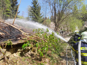 Hasiči lezli na Paličník, hasili les i dům. Den i noc byly extrémně rušné