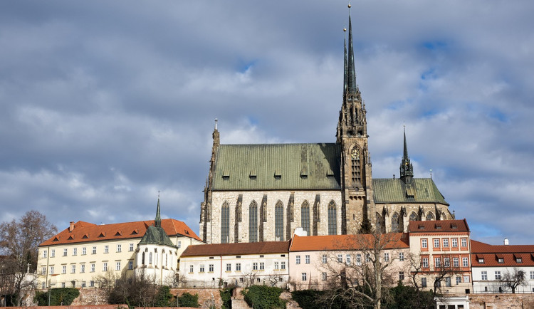 Meteorologové předpovídají teplo s lokálními bouřkami. Podívejte se na víkendovou předpověď