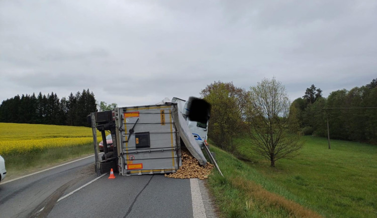 U Temešváru se převrátil kamion převážející brambory, rozsypaný náklad blokuje silnici