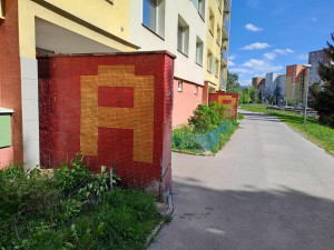 Zídky s mozaikovými písmeny v jablonecké Abecedě čeká obnova