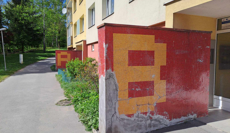 Mozaiková písmena v jablonecké Abecedě v Liberecké ulici.