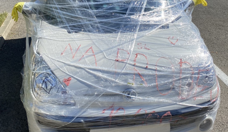 Auto poté, co jej "vylepšili" budoucí maturanti při posledním zvonění.