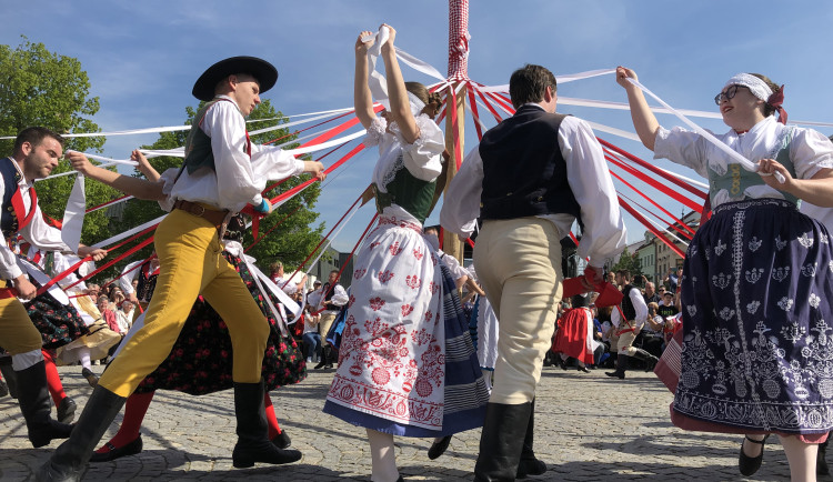 VIDEO: Májové slavnosti v Jihlavě ve znamení růžového vína a folkloru. Podívejte se na letošní zaplétání máje