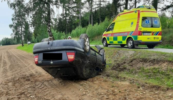 Muž se opil a v Polné skončil s autem na střeše. Na alkoholtesteru svítilo přes dvě promile