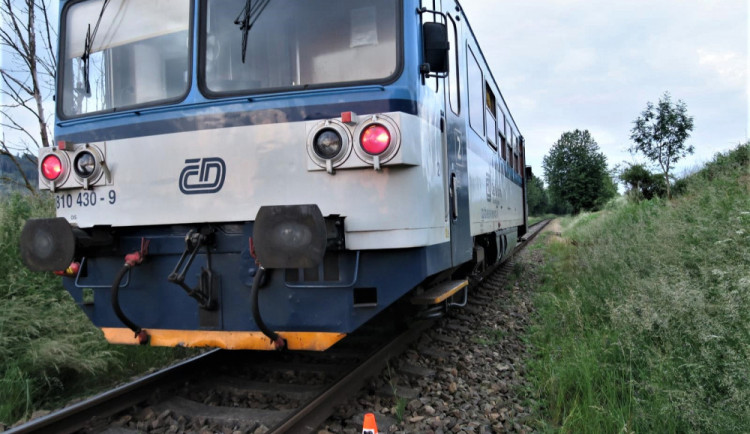 V Turnově na přejezdu se střetl vlak s autem, zranění utrpěl řidič vozu