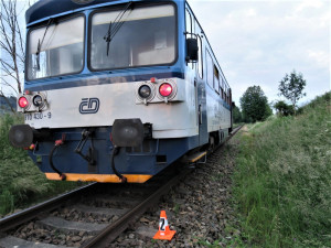 V Turnově na přejezdu se střetl vlak s autem, zranění utrpěl řidič vozu