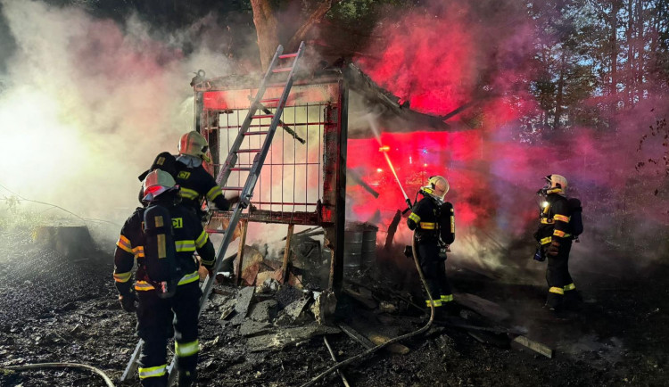 Požár zcela zničil stavební buňku v libereckých Kunraticích. Příčina je v šetření