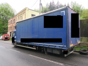 Z nákladního auta se za jízdy uvolnilo kolo, zdemolovalo protijedoucí auto