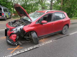 Z nákladního auta se za jízdy uvolnilo kolo, zdemolovalo protijedoucí auto
