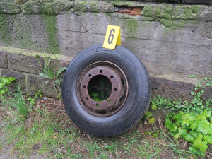 Z nákladního auta se za jízdy uvolnilo kolo, zdemolovalo protijedoucí auto