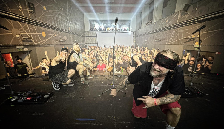 Rekonvalescence frontmana Krucipüsk se protáhne. Kapela ruší i letní koncerty