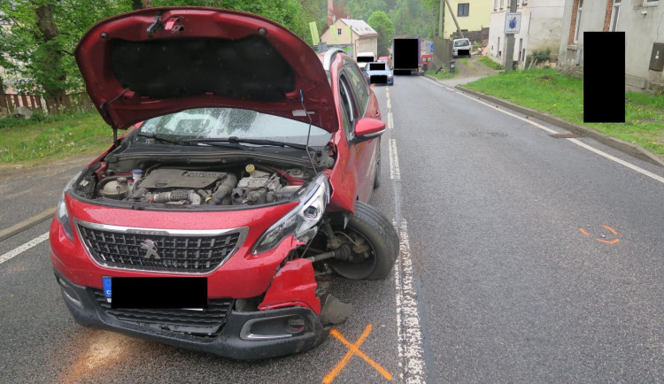 Z nákladního auta se za jízdy uvolnilo kolo, zdemolovalo protijedoucí auto