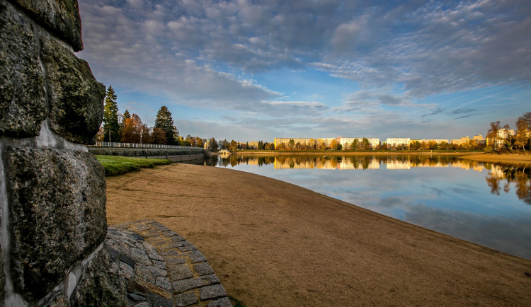Pláž u jablonecké přehrady u hráze, poblíž nového stánku.