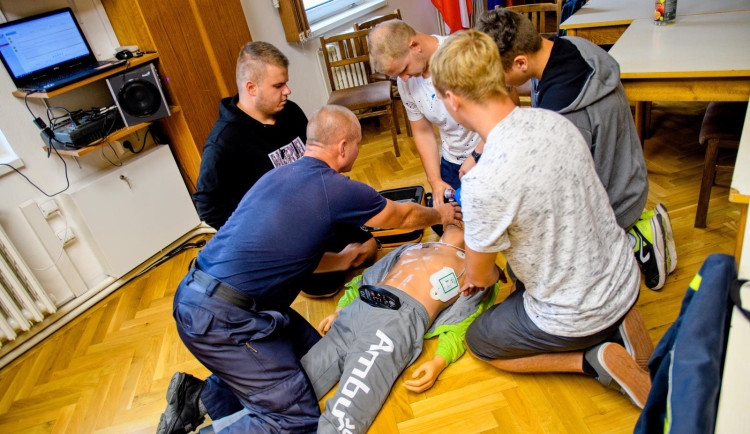 Přístrojů AED pro záchranu životů bude v Libereckém kraji zase o něco více