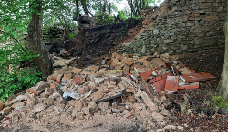 Incident v pacovském zámeckém parku: Na dvě seniorky na lavičce se zřítila zeď, zasahovat musel i vrtulník